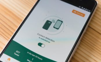 Bild von Smartphone mit Corona-Warn-App